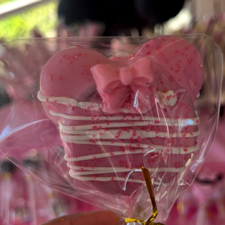 Pink shaped Oreo pop with a bow